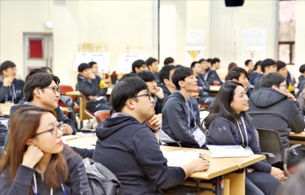 지난 1월 효성 신입사원들이 경기 안양 한국표준협회 연수원에서 신입사원 입문교육을 받고 있다. 