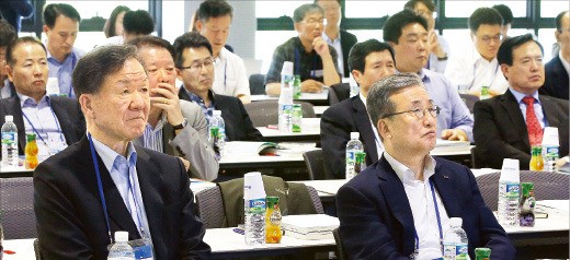 이윤재 한국선주협회 회장(앞줄 왼쪽)과 박정석 고려해운 회장(오른쪽)이 지난 17일 경기 양평 현대블룸비스타에서 열린 ‘2016 한국선주협회 사장단 연찬회’에서 발표를 듣고 있다. 연합뉴스