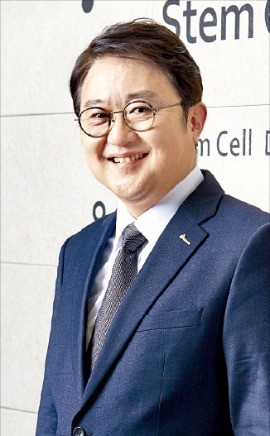 [해외로 뻗는 국산 원료의약품] 줄기세포 클리닉 열고 '메스' 잡은 김현수 파미셀 대표