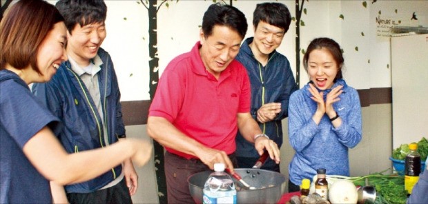 고제웅 랑세스코리아 사장(가운데)이 직원들과 함께 요리를 하고 있다. 