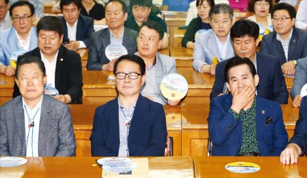 영남권 신공항 후보지로 밀양을 지지한 대구·울산·경북·경남 등 4개 지역 시민단체 연합인 ‘남부권 신공항 범시도민추진위원회’ 회원들이 21일 대구상공회의소에서 신공항 입지 선정 결과 발표를 지켜보다 허탈한 표정을 짓고 있다. 연합뉴스