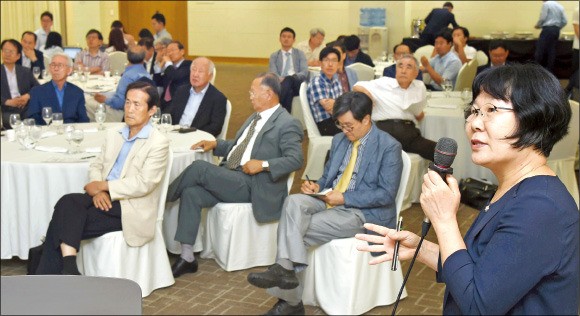 서울대 글로벌공학교육센터에서 21일 열린 ‘한국 조선해양산업 대토론회’에서 홍성인 산업연구원 연구위원(오른쪽)이 주제발표를 하고 있다. 신경훈 기자 khshin@hankyung.com