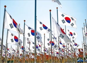 대한민국은 1948년 8월15일 밤 12시를 기해 미 군정으로부터 통치권을 넘겨받았다.(독립기념관 태극기 광장)  
