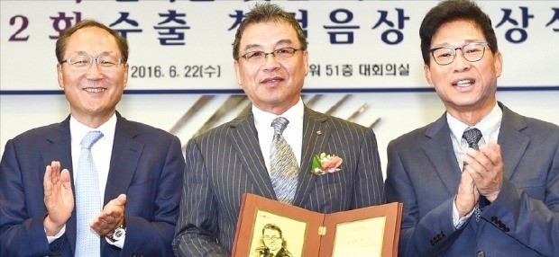 최상석 지오라이트루미안 대표가 22일 한국무역협회와 산업통상자원부, 한국경제신문사가 선정한 ‘제90회 한국을 빛낸 이달의 무역인상’을 받았다. 왼쪽부터 최명배 한빛회(한국을 빛낸 이달의 무역인회) 회장, 최  대표, 김정관 한국무역협회 부회장. 한국무역협회 제공