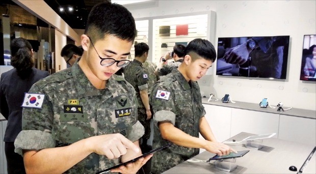 한국무역협회가 1사1병영 캠페인의 일환으로 지난 16일 모범장병 초청행사를 열었다. 장병들이 경기 수원시 삼성전자 디지털시티를 둘러보며 첨단 전자제품을 체험하고 있다. 한국무역협회 제공