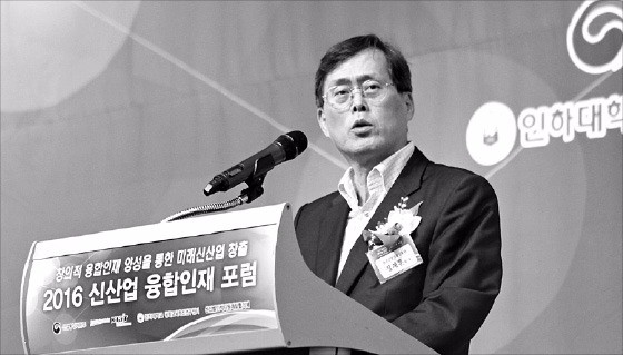 정재훈 한국산업기술진흥원장이 22일 서울 반포동 JW메리어트호텔에서 열린 ‘2016 신산업 융합인재포럼’에서 환영사를 하고 있다. 한국산업기술진흥원 제공