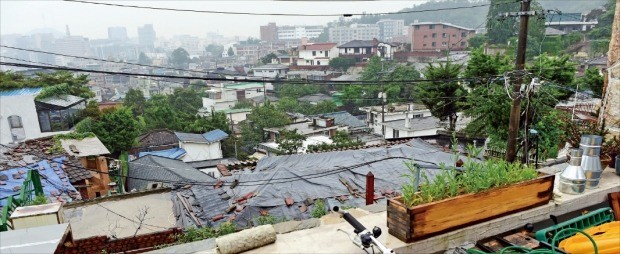 서울 종로구 옥인1구역 전경. 서울시는 한양도성의 유네스코 세계유산 지정을 위해 올해 안에 옥인1구역을 비롯한 4개 구역을 정비구역에서 해제하기로 방침을 정했다. 허문찬 기자 sweat@hankyung.com