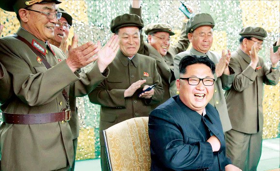 북한은 23일 무수단 미사일 시험발사에 성공했다며 관련 사진 수십장을 공개했다. 김정은 노동당 위원장이 현장에서 미사일 발사를 지켜보며 웃고 있다. 연합뉴스
