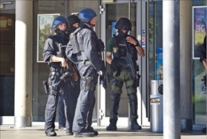 독일 경찰이 총격사건 현장에서 상황을 파악하고 있다. 피에른하임 AFP연합뉴스