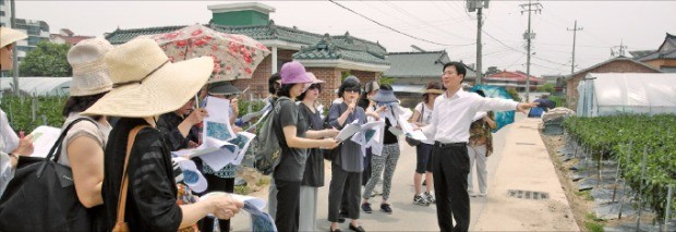 고준석 신한은행 PWM프리빌리지 서울센터장이 고객들에게 토지 투자에서 주의할 점을 설명하고 있다. 