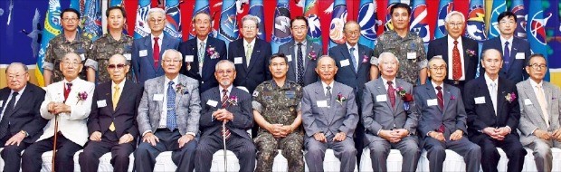 공군은 24일 서울 대방동 공군회관에서 정경두 공군참모총장(앞줄 왼쪽 여섯 번째부터) 주재로 김두만 예비역 대장, 윤응렬 예비역 소장 등 6·25전쟁 출격 조종사를 초청해 헌신과 희생에 감사하는 보훈행사를 열었다. 공군 제공