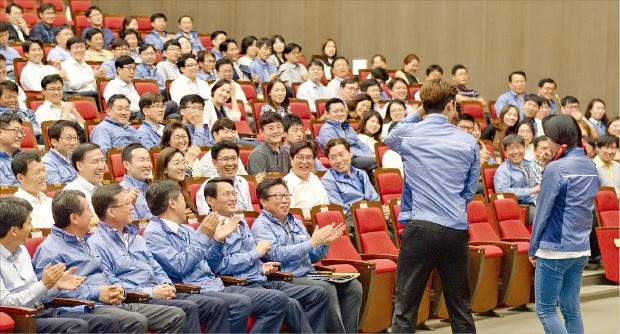 한국수력원자력 직원들이 지난 2일 경북 경주 본사에서 청렴윤리 연극교육 ‘Good Makers’를 하고 있다. 한수원은 연극, 뮤지컬 등 다양한 형태의 윤리교육을 통해 직원들의 교육 몰입도 및 교육효과를 높이고 있다. 한국수력원자력  제공 