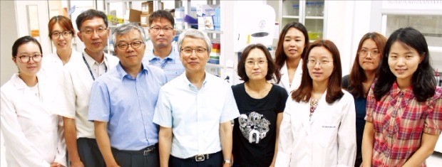 면역치료제융합연구단(단장 최인표·앞줄 오른쪽 네번째) 소속 연구원들은 대전 유성구 한국생명공학연구원 내에 마련된 실험실에서 세포 치료제를 개발하고 있다. 박근태 기자