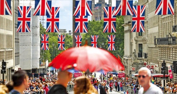 영국이 국민투표에서 유럽연합(EU)을 떠나기로 결정한 다음날인 25일 국회의사당으로 쓰이는 런던 웨스트민스터궁 인근 거리에 영국 국기(유니온잭)가 걸려 있다. 런던AFP연합뉴스