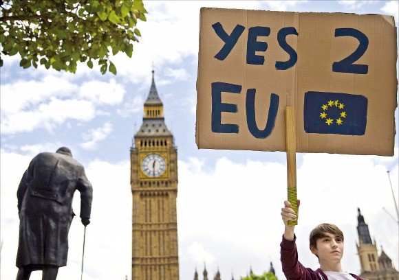 브렉시트 에 반대하는 한 시민이 지난 23일 “EU에 ‘예스’라고 답하자”는 피켓을 들고 있다. 런던AFP연합뉴스