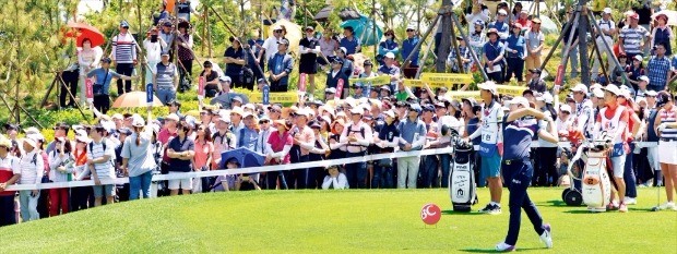 26일 경기 안산 아일랜드CC에서 열린 ‘KLPGA 비씨카드·한경 레이디스컵 2016’ 마지막 4라운드 경기 1번홀에서 박성현이 티샷을 날리고 있다. 아일랜드CC=김영우 기자 youngwoo@hankyung.com