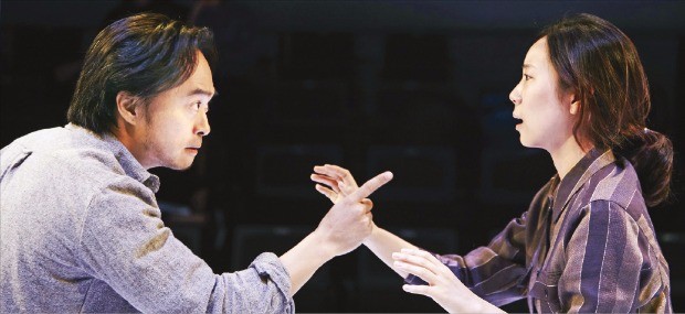 지난해 11월 두산아트센터의 ‘창작자 육성 프로그램’으로 무대에 올려 호평받은 연극 ‘폭스파인더’. 두산연강재단  제공 