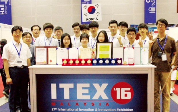 말레이시아 국제발명 혁신기술 전시회에서 수상한 한국산업기술대 학생들. 