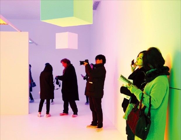 서울 한남동 디 뮤지엄에서 관람객들이 ‘아홉개의 빛, 아홉개의 감성’ 전시회를 보고 있다. 대림산업 제공 