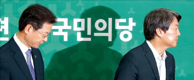 국민의당 안철수 상임공동대표(오른쪽)와 천정배 공동대표가 29일 국회 당 대표실에서 4·13 총선 홍보비 리베이트 의혹의 책임을 지고 대표직 동반 사퇴 의사를 밝힌 뒤 대표실을 나서고 있다. 연합뉴스