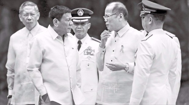두테르테 필리핀 대통령 취임…"범죄 뿌리 뽑겠다"