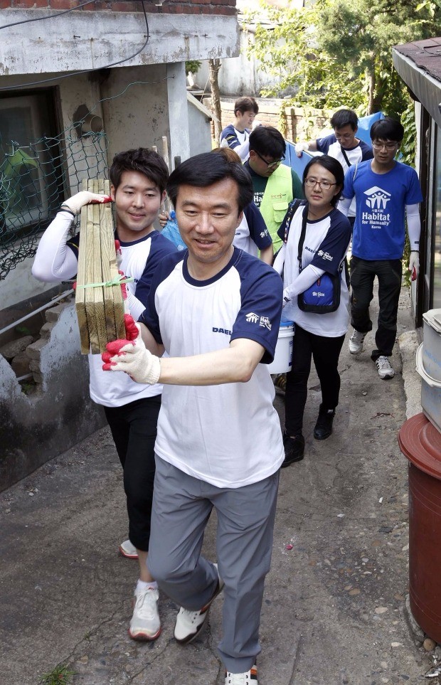 대림그룹, 서울 성북동 저소득 가정 찾아 집 고치기 봉사 나서