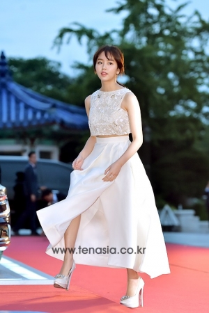 [TEN PHOTO] 김소현, '드레스 사이로 드러난 각선미'(백상예술대상)