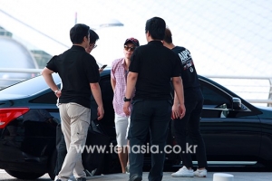 [TEN PHOTO] 빅뱅 승리, 경호원들에게 둘러쌓여 출국