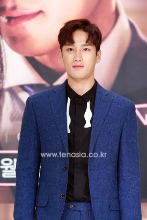 [TEN PHOTO] 안보현, 자꾸만 눈이 가는 훤칠한 외모 (연극이 끝나고 난 뒤)