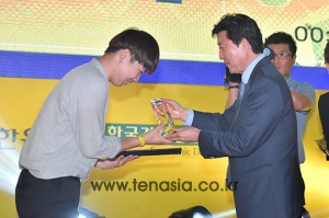 [TEN PHOTO] 수상자에게 트로피를 전달하는 한국경제신문사 김기웅 사장(따뜻한 29초영화제)