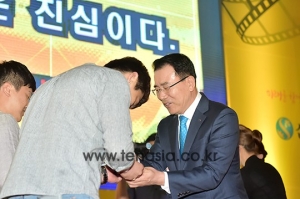 [TEN PHOTO] 신한은행장 조용병, '수상을 축하합니다'(따뜻한 29초영화제)