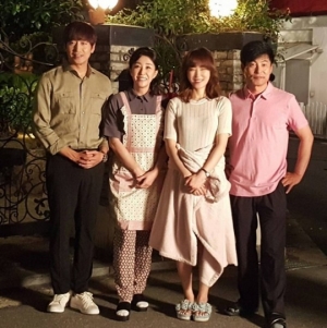 &#39;또 오해영&#39; 김미경, 에릭-서현진-이한위와 촬영 중 한 컷 &#39;화기애애&#39;