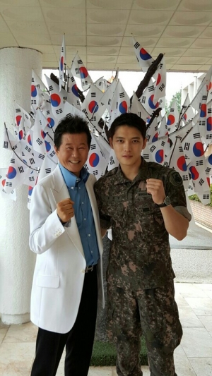 태진아, JYJ 김재중 위해 군위문 공연 &#39;남다른 후배사랑&#39;