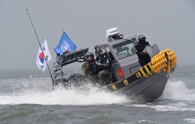 (서울=연합뉴스) 10일 한강하구 중립수역에서 불법조업을 하고 있는 중국어선을 우리 군과 해경, 유엔군사령부가 합동 퇴거작전 하고 있다.