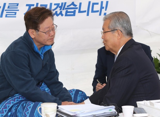 (서울=연합뉴스) 김주형 기자 = 김종인 더불어민주당 비상대책위 대표가 17일 오전 광화문광장에서 11일째 단식농성중인 이재명 성남시장을 방문해 격려하고 있다.