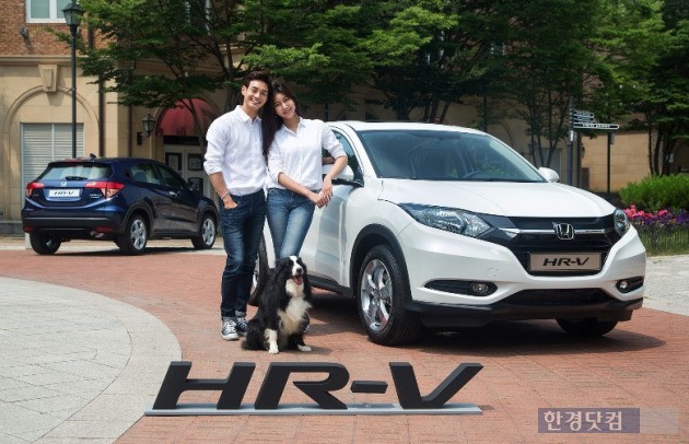 혼다코리아가 5일 출시한 소형 SUV HR-V. 남녀 모델들이 신차 옆에서 포즈를 잡고 있다. (사진=혼다코리아 제공)