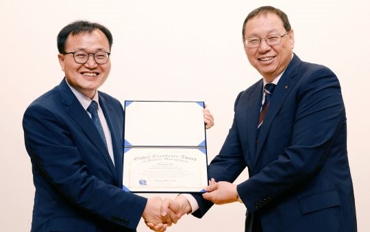 이상복 한국품질경영학회 회장(왼쪽)이 5일 서울 영등포구 LG 트윈타워에서 조성진 LG전자 사장(오른쪽)에게 ‘2016 글로벌 품질경영인 대상’을 수여하고 있다. / 제공 LG전자