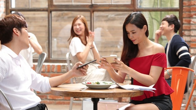 "가만히 있어도 섹시"…이하늬, 광고 비하인드 컷 공개