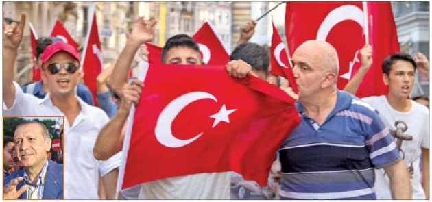 레제프 타이이프 에르도안 터키 대통령(작은 사진) 지지자들이 16일 쿠데타가 진압된 뒤 이스탄불 탁심광장에서 국기를 흔들며 행진하고 있다. 이스탄불UPI연합뉴스
