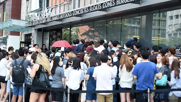 쉐이크쉑 1호점 강남점 앞에 사람들이 줄을 서서 기다리는 모습. (사진 = 변성현기자)