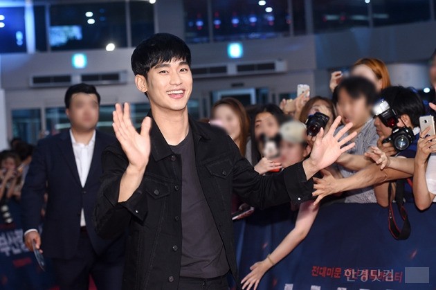 김수현, '팬들 만나 기뻐요~'