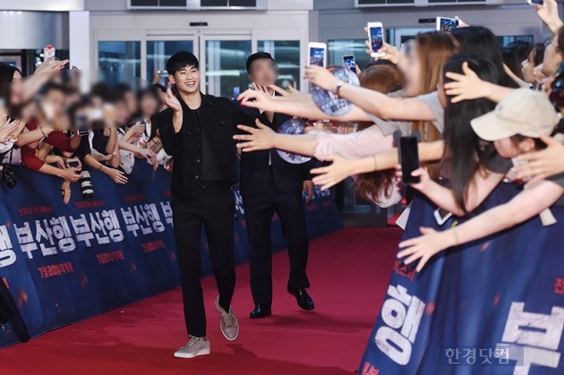 김수현, '걸을 수 조차 없는 인기'