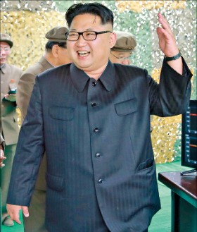 김정은 북한 노동당위원장, 4년 만에 40kg 늘어난 까닭 …  130kg로 추정