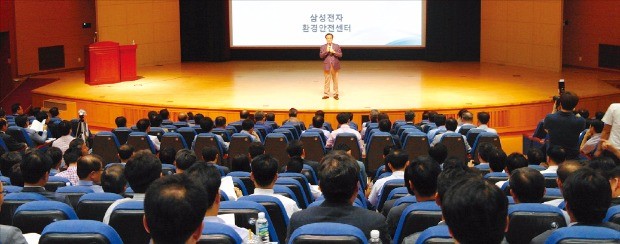 지난 6월25일 삼성전자가 수원 경기중소기업종합지원센터에서 연 ‘협력사 소통의 장(場)’에서 김행일 삼성전자 환경안전센터 전무가 환경안전 경영의 중요성을 강조하고 있다. 