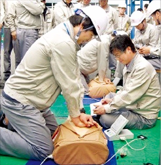 코오롱인더스트리 울산공장 직원들이 지난 6월4일 공장에서 심폐소생술 훈련을 하고 있다. 
 
