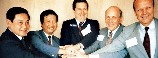 이건희 삼성 회장(맨 왼쪽)이 1985년 6월 프랑스 파리에어쇼에서 P&W의 최대주주인 UTC그룹 해리 그레이 회장(오른쪽 두 번째) 등과 항공기 엔진 국제공동개발사업 협력에 합의했을 때의 모습. 왼쪽 두 번째는 이동복 당시 삼성정밀공업 대표. 한화테크윈 제공
