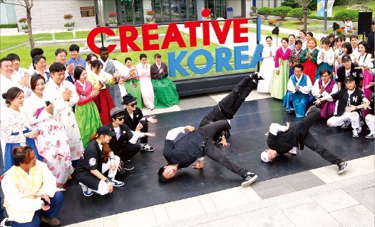 대한민국의 새 국가브랜드 ‘Creative Korea’가 4일 공개됐다. 비보이팀 ‘일플로어’가 지난 3일 서울 광화문 대한민국역사박물관 역사마당에서  브랜드 출범을 기념해 축하 공연을 하고 있다. 문화체육관광부 제공