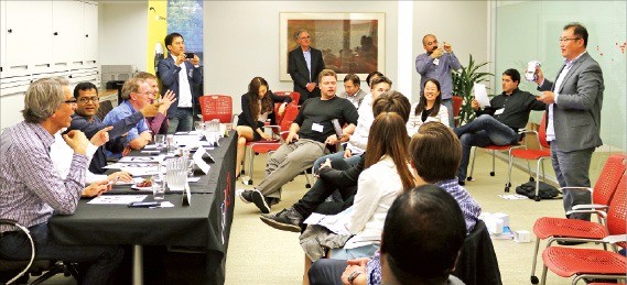강석범 세온 대표(맨 오른쪽)가 실리콘밸리 투자자를 대상으로 교육용 로봇 ‘알티노’에 대해 설명하고 있다. 대전시 제공