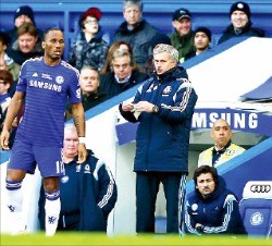 2012년 삼성전자가 후원하던 영국 첼시FC의 경기 모습. 조제 모리뉴 감독 뒤로 파란색 삼성 로고가 눈에 띈다.