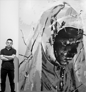 중국 인기작가 궈웨이가 서울 소격동 학고재갤러리에 전시된 자신의 작품 ‘무제14’ 앞에 서 있다.
